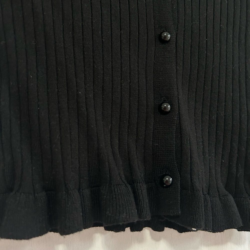 Divided H&M black long sleeve button shorty - Picture 2 of 4